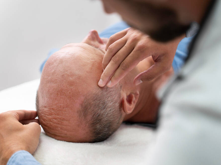 senhor descobrindo se transplante capilar dói