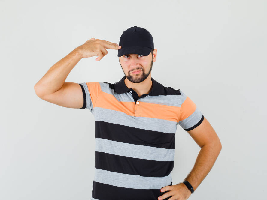 homem com medo de ter calvície por boné, capacete ou gel