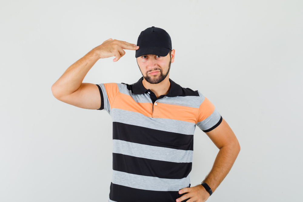 homem com medo de ter calvície por boné, capacete ou gel