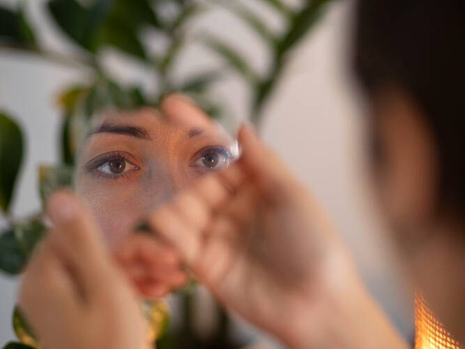 Queda de pelos na sobrancelha