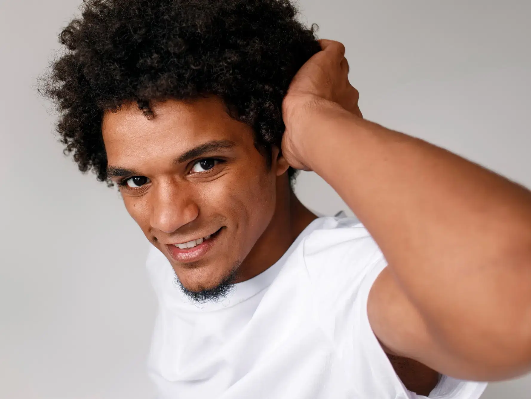 Cabelo masculino cacheado