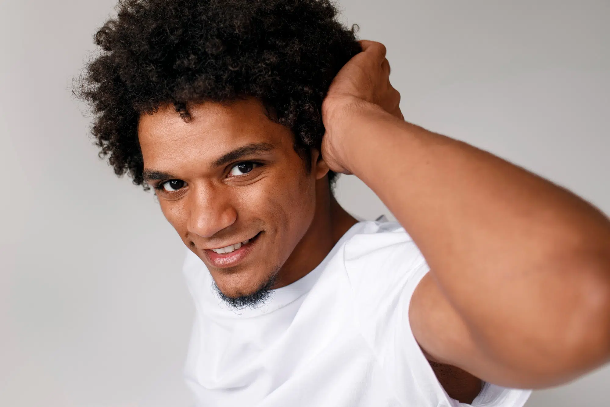 Cabelo masculino cacheado