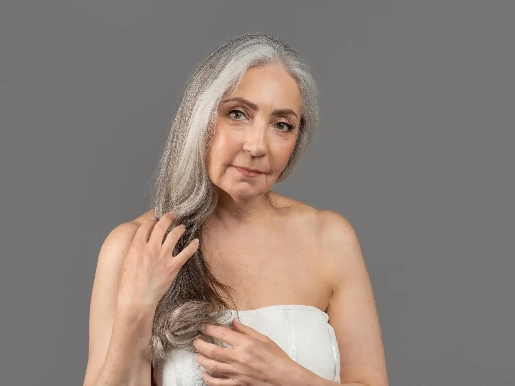 mulher de meia idade sofrendo de menopausa e queda de cabelo