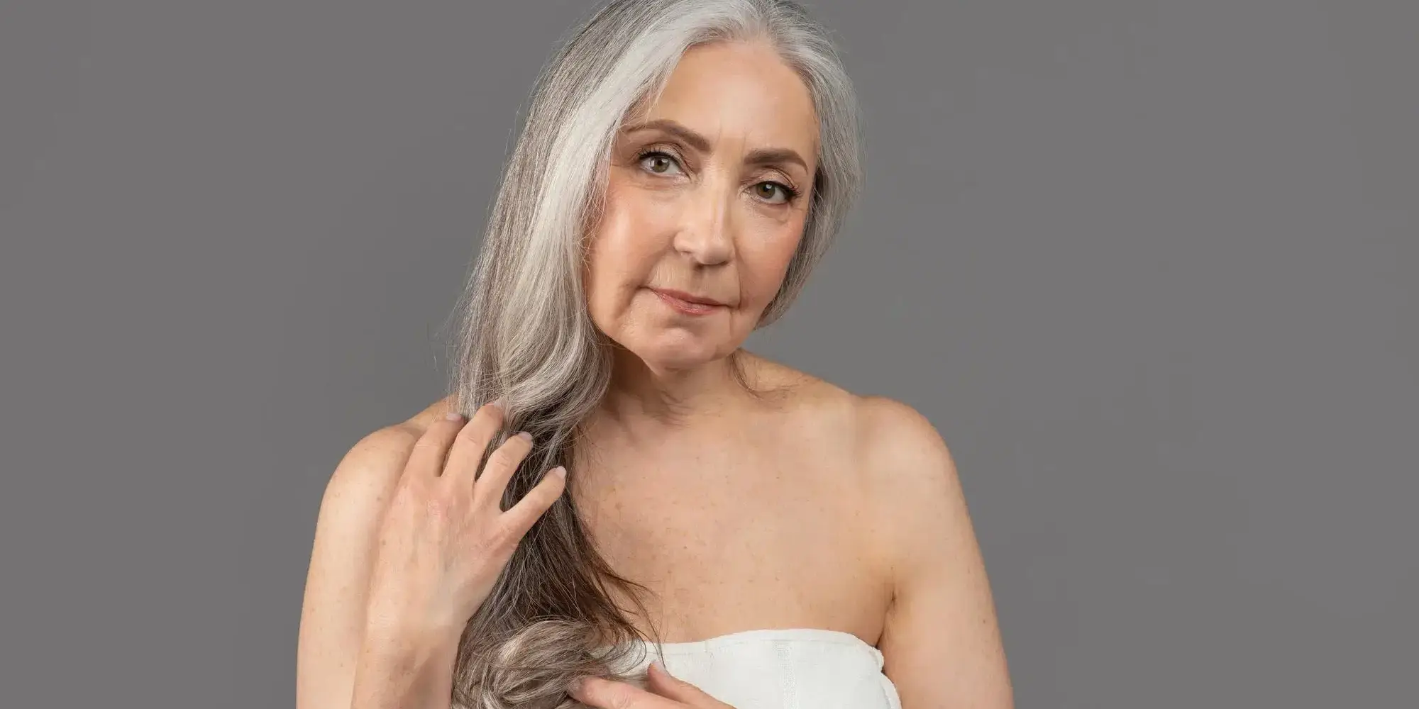mulher de meia idade sofrendo de menopausa e queda de cabelo