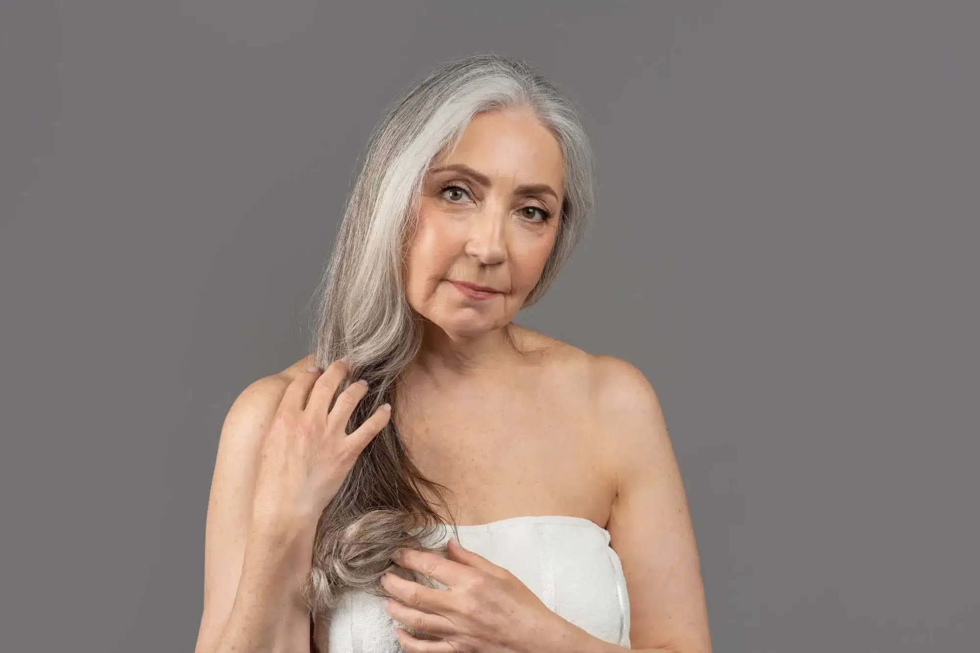 mulher de meia idade sofrendo de menopausa e queda de cabelo