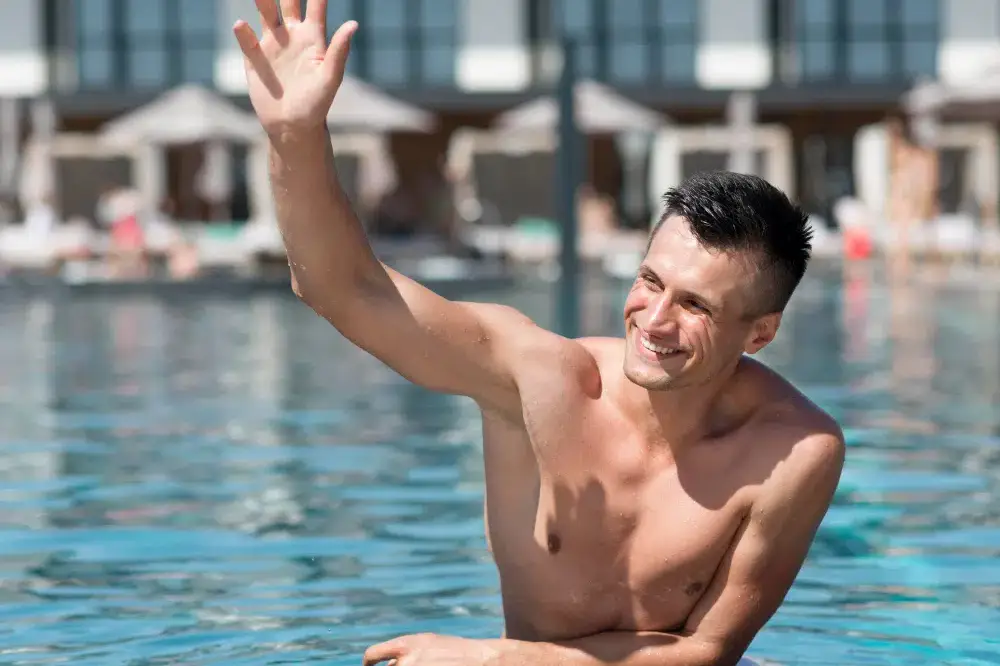 homem descobrindo se piscina e mar após transplante capilar pode