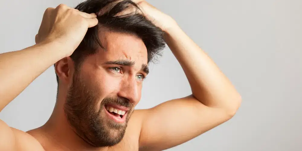 homem entendendo a relação entre zinco e queda de cabelo