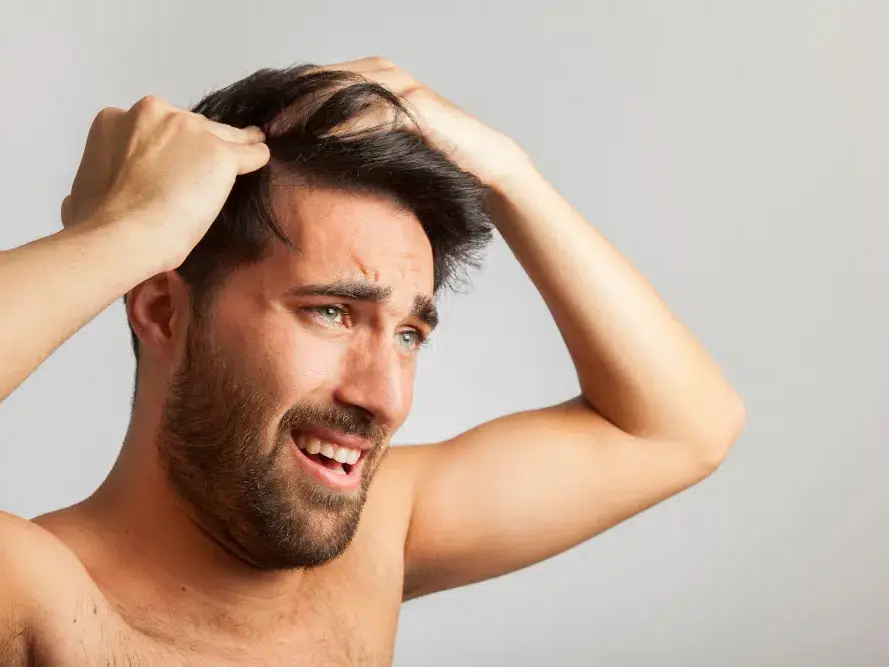 homem entendendo a relação entre zinco e queda de cabelo