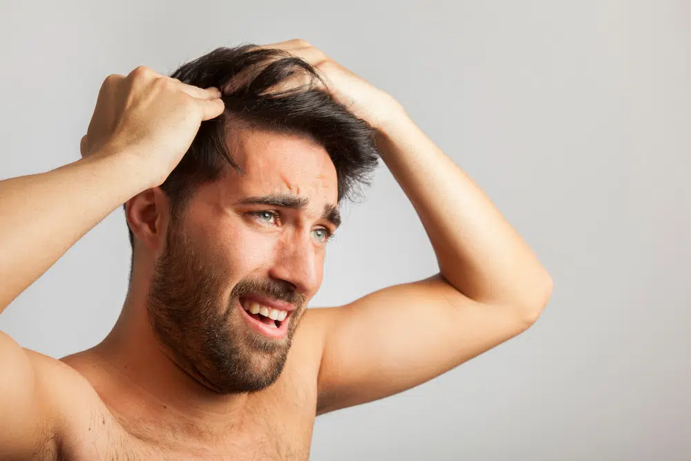 homem entendendo a relação entre zinco e queda de cabelo