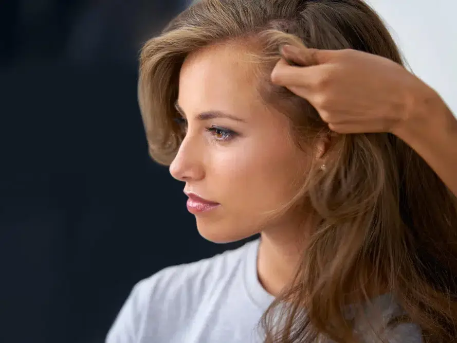 jovem fazendo transplante capilar sem raspar para mulheres