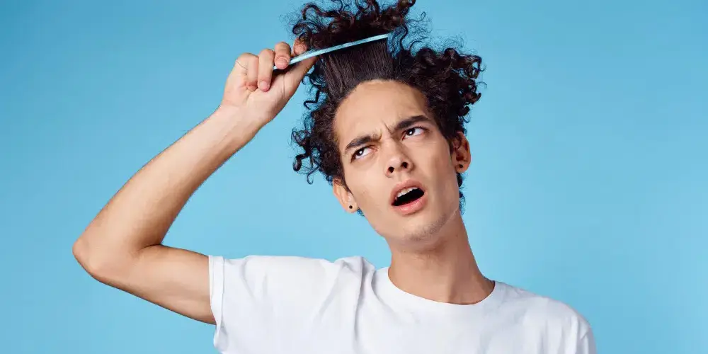 menino com queda de cabelo na adolescencia