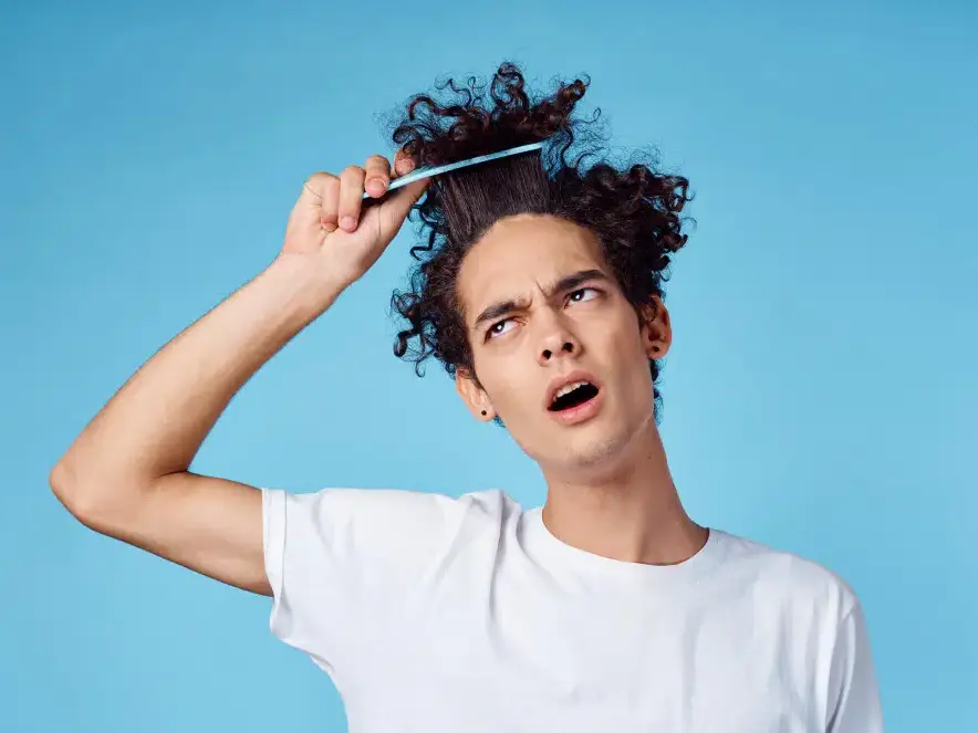 menino com queda de cabelo na adolescencia