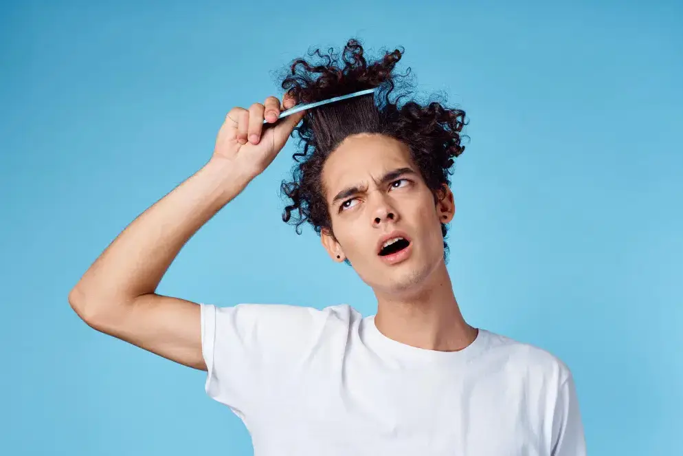 menino com queda de cabelo na adolescencia