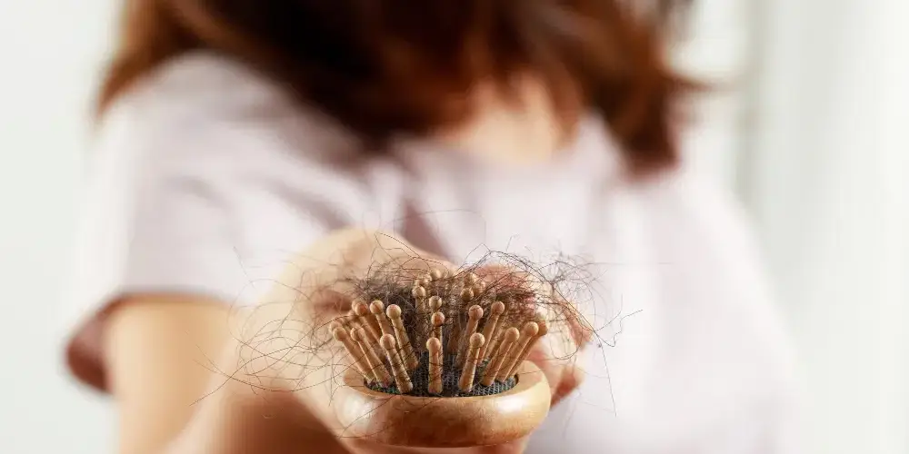 mulher com anemia e queda de cabelo