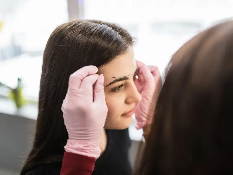 mulher entendendo diferença entre sobrancelha micropigmentação de transplante
