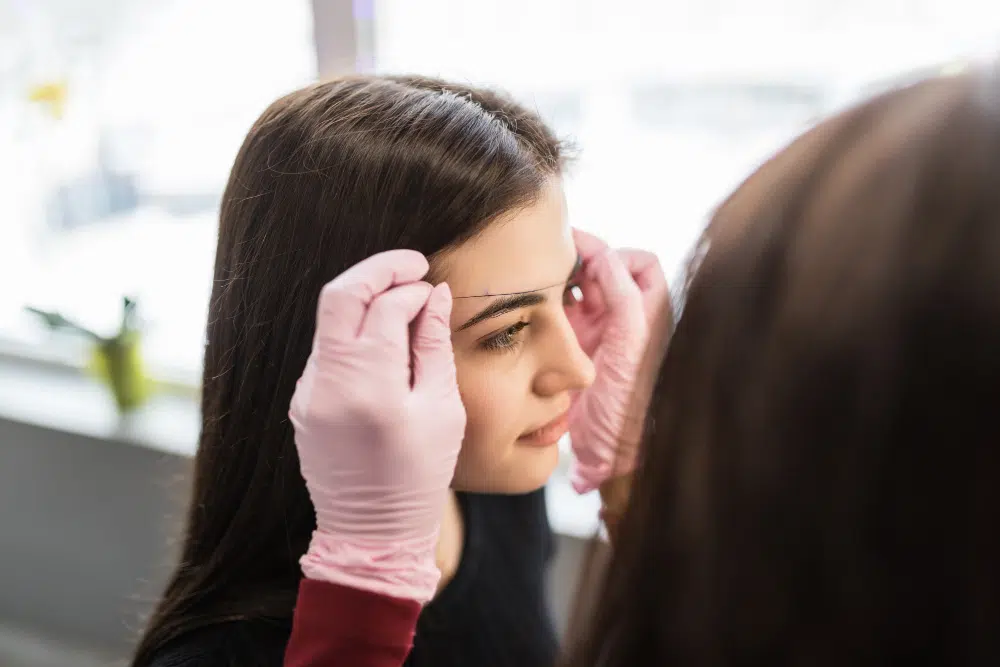 mulher entendendo diferença entre sobrancelha micropigmentação de transplante